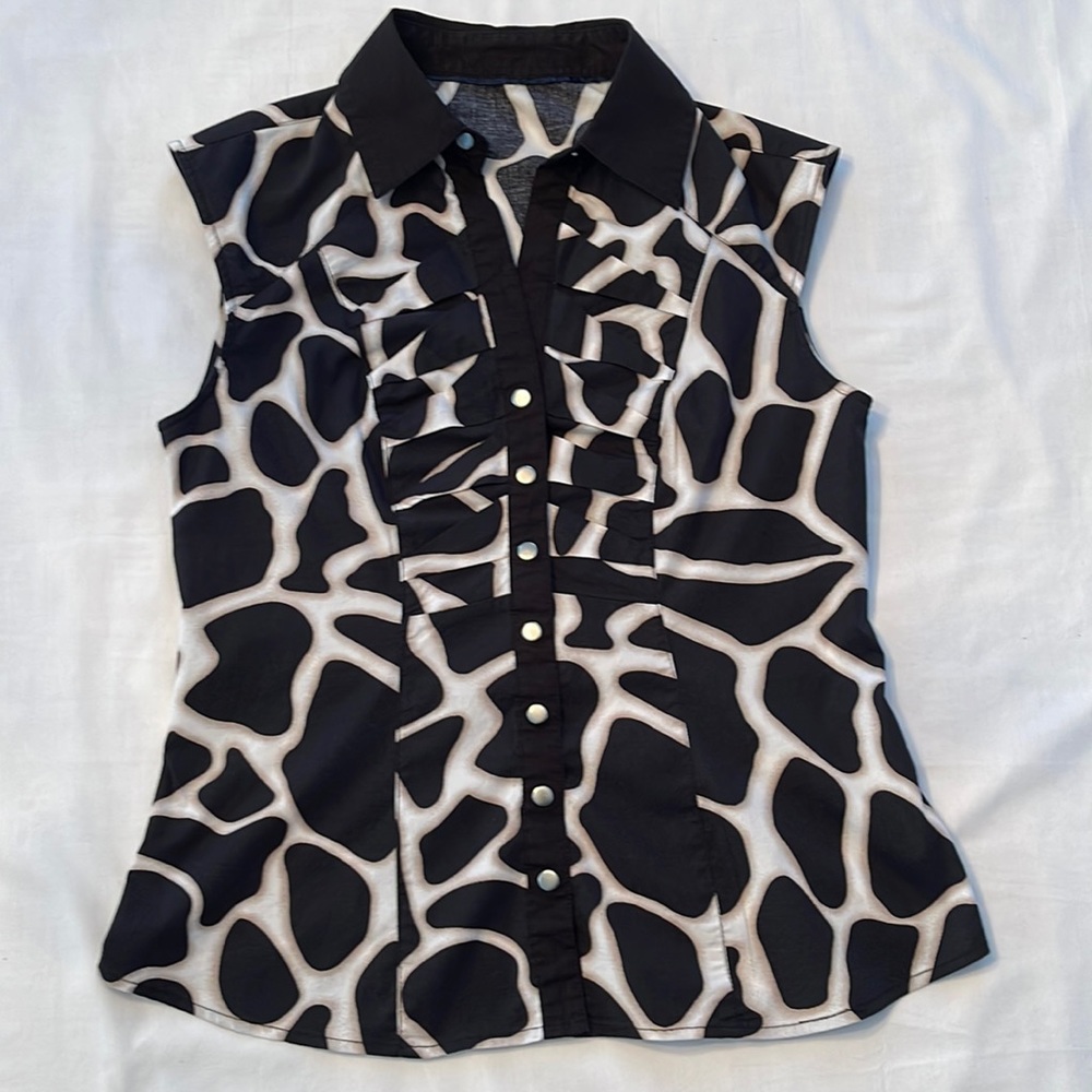 Sleeveless Blouse Snap Front in Safari Print